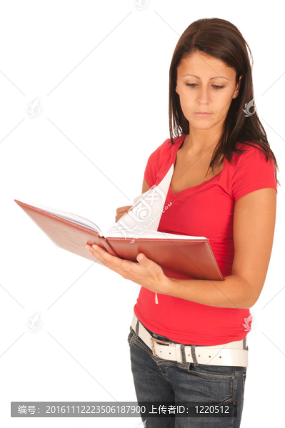 漂亮的年輕女人讀孤立在白色背景的書