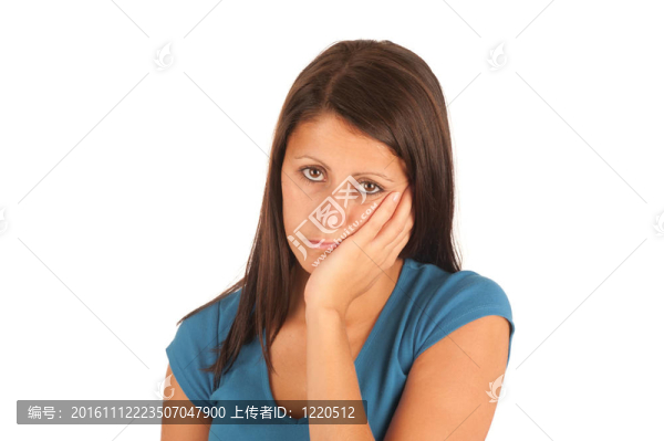 一個迷人的年輕婦女患牙痛的孤立畫像