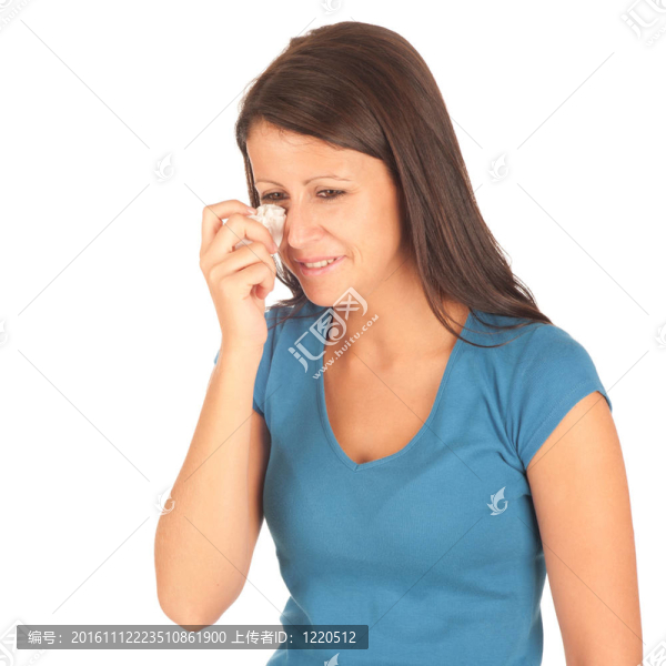 美麗的女人哭著拿著手帕；
