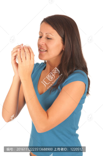漂亮的黑發(fā)女孩感冒了孤立在白色背景