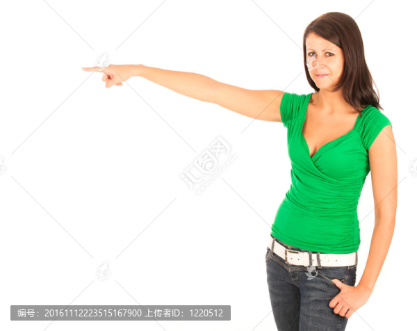 年輕快樂的女人指著身邊分隔開的