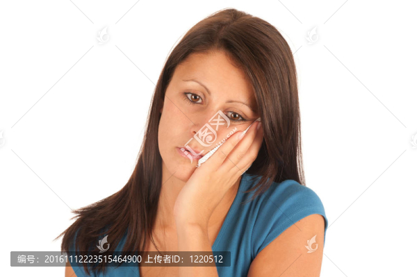 一個(gè)迷人的年輕婦女患牙痛的孤立畫像