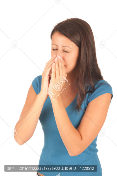 漂亮的黑發(fā)女孩感冒了孤立在白色背景