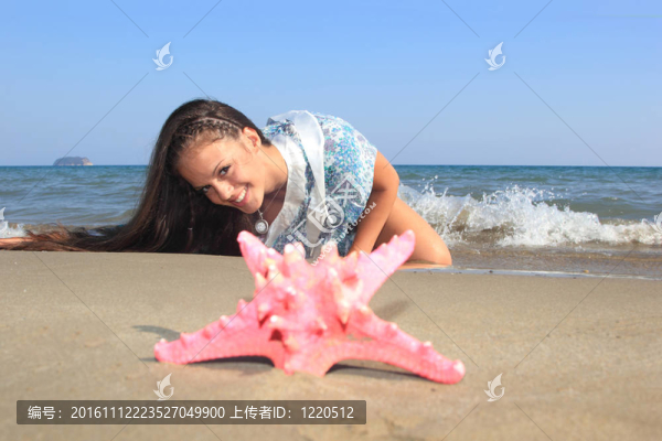海灘上的迷人的女孩