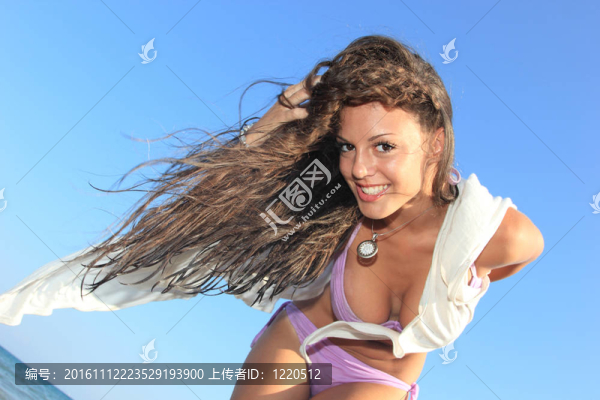 海灘上的迷人的女孩