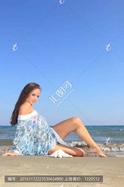 海灘上的迷人的女孩