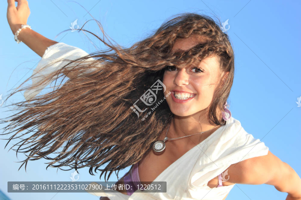 海灘上的迷人的女孩