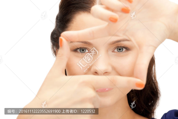 可愛(ài)的女人用手指創(chuàng)造一個(gè)框架