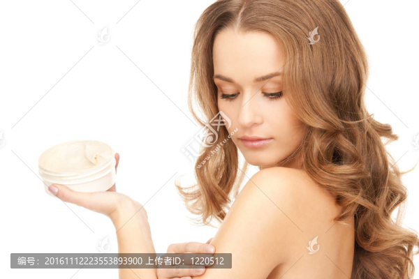 美麗的女人用保濕霜