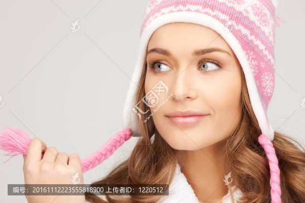 美麗的女人在冬天的帽子