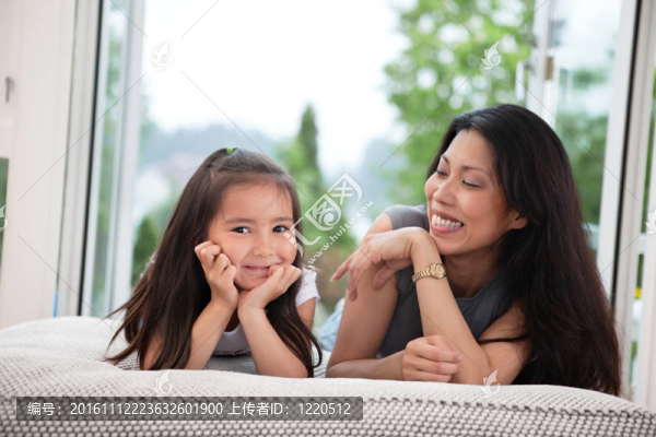 母親和女兒在沙發(fā)上笑