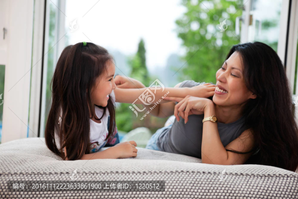 頑皮的母親和女兒