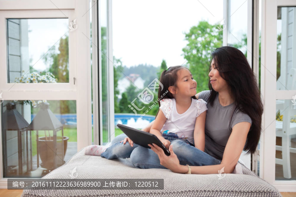 母女帶數(shù)字平板