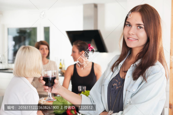 年輕女子帶著一杯酒