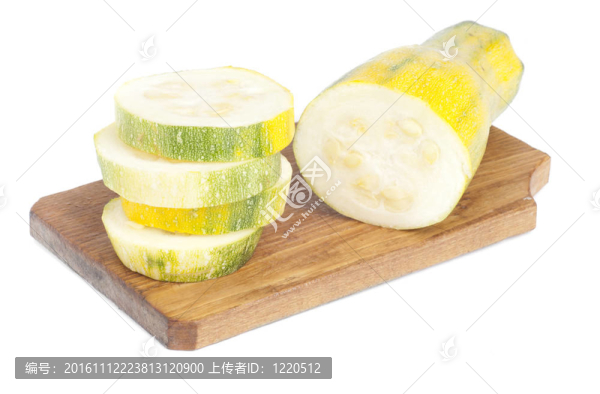 新鮮的南瓜切成片在切菜板上的白色