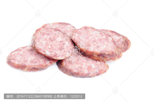 白色背景的香腸切片，肉制品。
