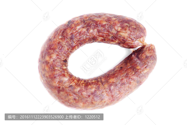 白色背景上的香腸隔離肉制品。