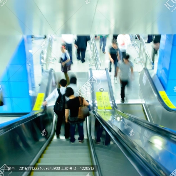 移動(dòng)自動(dòng)扶梯上的乘客