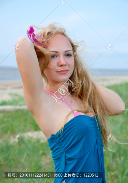 穿夏天衣服的女人站在沙灘上