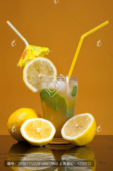 用冰塊柑橘雞尾酒飲料