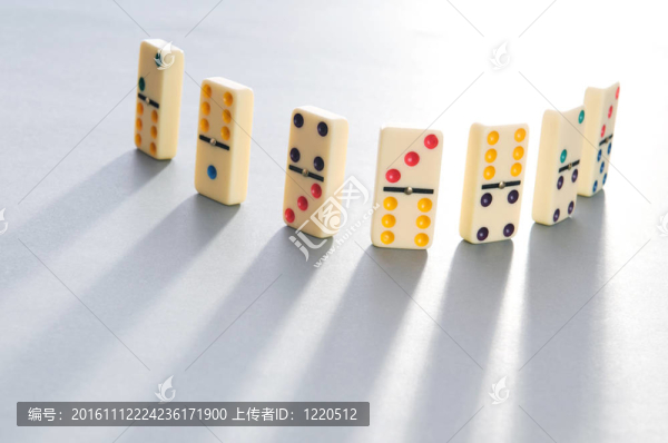 許多塊多米諾效應(yīng)