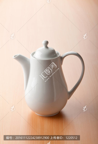 木桌上的茶