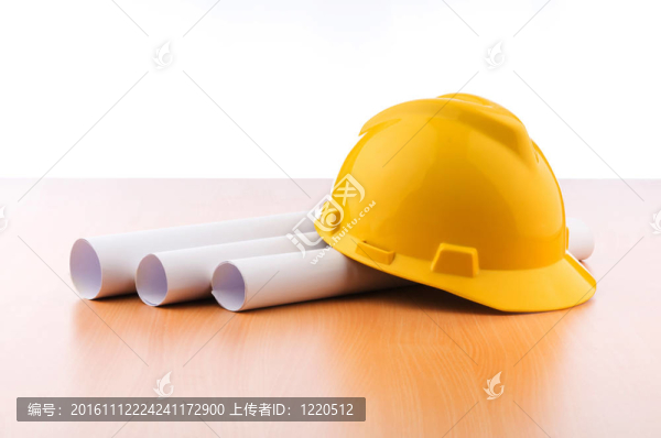 書桌上的圖畫和硬的帽子