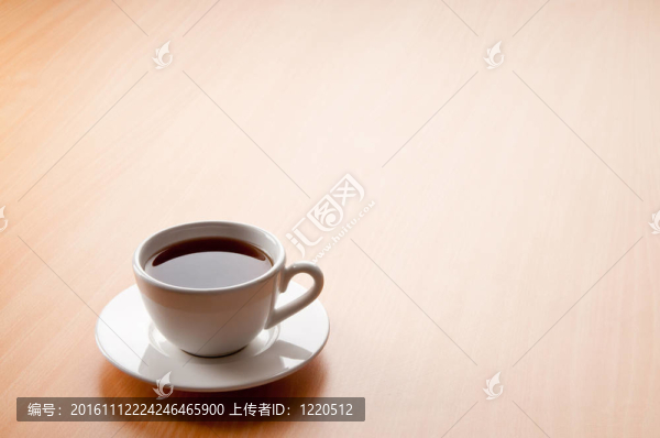 木桌上的茶