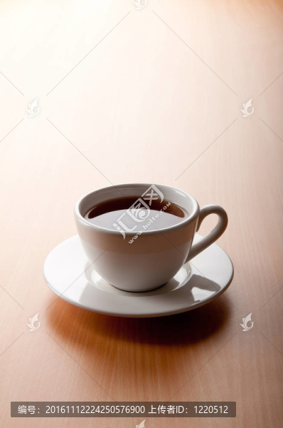 木桌上的茶