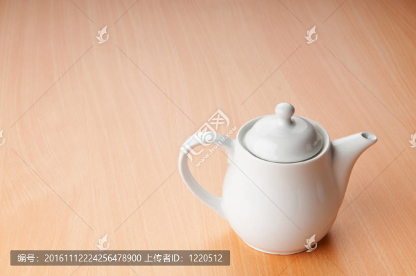 木桌上的茶