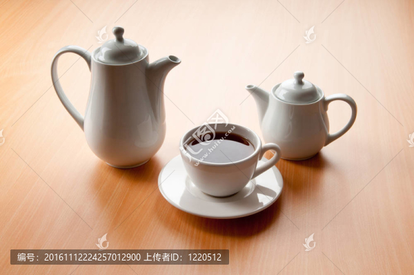 木桌上的茶