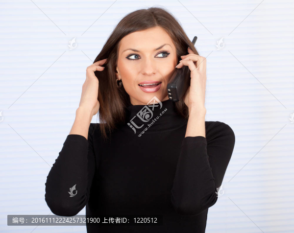 年輕女人；秘書用手機說話