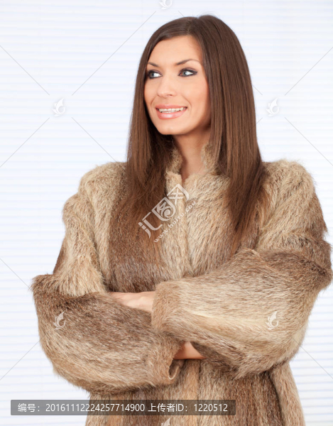 美麗的年輕女人在一件毛皮大衣