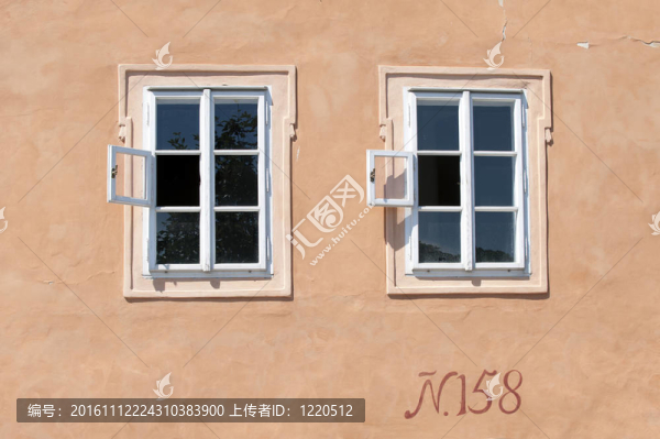 一個(gè)歷史悠久的建筑打開(kāi)窗戶