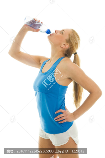 渴的年輕女性飲用水