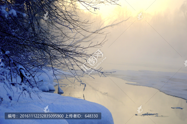 清晨冰凍河