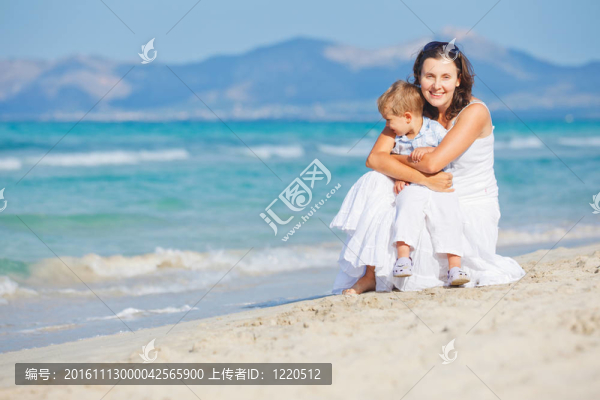 年輕的母親和她的兒子在海灘度假