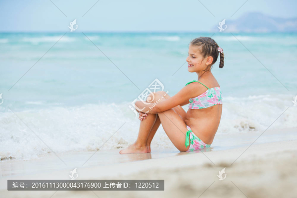 可愛(ài)的快樂(lè)小女孩在海灘度假