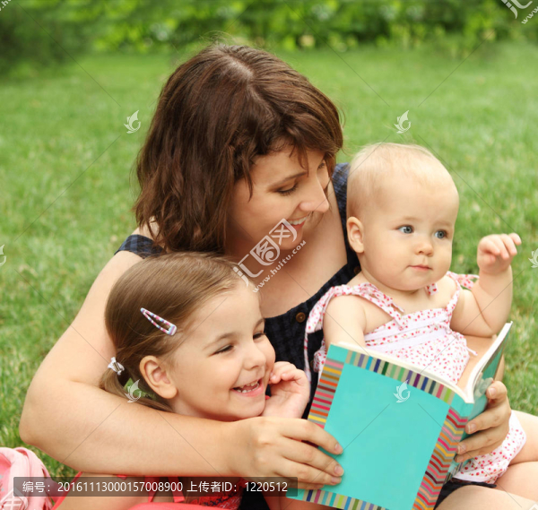 媽媽和孩子們讀一本書我