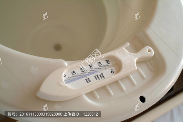 嬰兒浴盆邊緣的溫度計(jì)