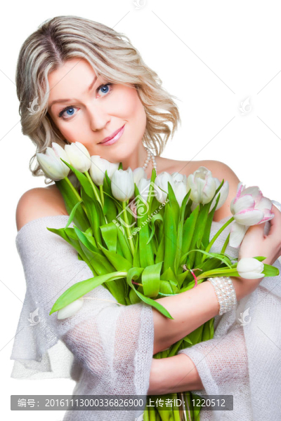 年輕漂亮的金發(fā)碧眼女子，手持一束春天的郁金香，穿著白色背景的舒適羊毛披肩