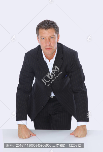年輕認真擔心商人孤立白背景