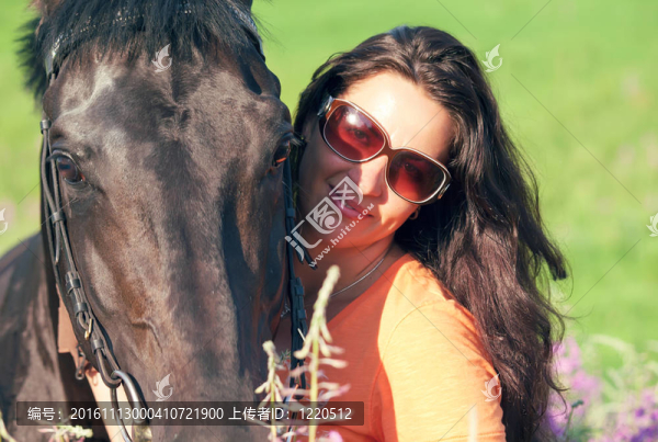 漂亮女人和馬的肖像