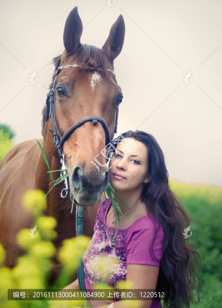 漂亮女人用自己的馬