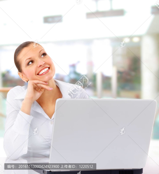 年輕的商業(yè)女性在一臺(tái)筆記本電腦-孤立的白色-匯圖網(wǎng) www.fosd68.com 年輕的商業(yè)女性在一臺(tái)筆記本電腦-孤立的白色