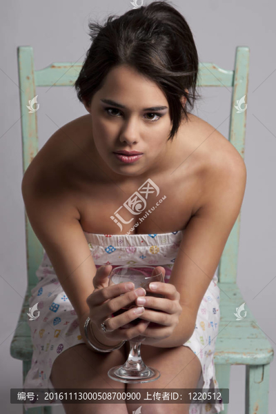 坐在一個(gè)玻璃-匯圖網(wǎng) www.fosd68.com 坐在一個(gè)玻璃