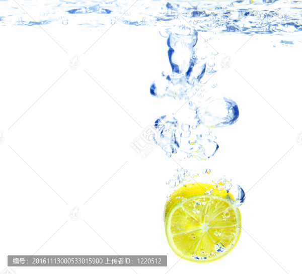 檸檬后氣泡在藍(lán)色水中形成的背景