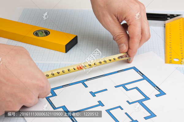 用建筑工具在家里畫畫