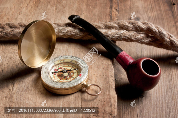 指南針和一根繩子的煙斗
