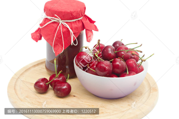 櫻桃果醬與新鮮櫻桃分離白色